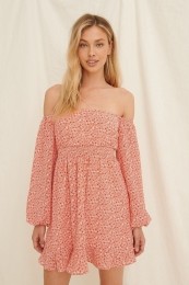 NA-KDMaatEU40OffShoulderSmockedRecycledMiniVrouwenJurk-PaintedFloralCoral