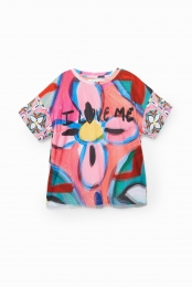 T-shirtmetgeschilderdebloemen