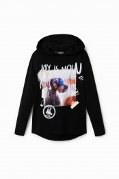 T-shirtmetcapuchonenhond