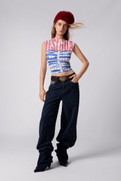 T-shirtmetopeningenlettering