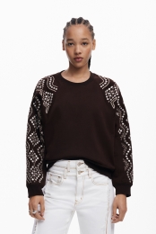 Sweatshirtmetstudsopdemouwen