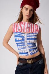 T-shirtmetopeningenlettering