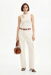 Gekniptedenimbroekmetruitvormigeranden