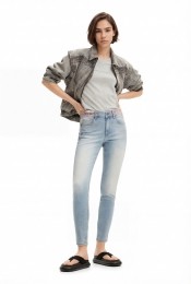 Langespijkerbroekmetbloemenopdetaille