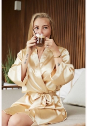 Satijnenkimonodames-champagnekleur