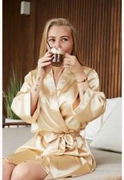 Satijnenkimonodames-champagnekleur