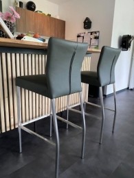 Setvan2lerenbarstoelen-groenleer-EchtleerModernontdekdeveleLeersoortenenKleurenbijShopX