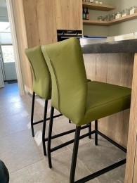 Setvan2lerenbarstoelen-groenleer-EchtleerModernontdekdeveleLeersoortenenKleurenbijShopX