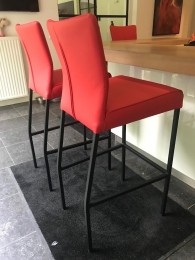 Setvan2lerenbarstoelen-roodleer-EchtleerModernontdekdeveleLeersoortenenKleurenbijShopX
