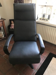 Lerenrelaxfauteuilmetstalenframe-metextranekkussen-blauwleer-EchtleerIndustrieelontdekdeveleLeersoortenenKleurenbijShopX