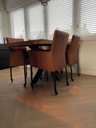 Setvan4lereneetkamerstoelen-metwieltjesenarmleuning-cognackleurleer-EchtleerModernontdekdeveleLeersoortenenKleurenbijShopX