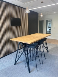 EikenhoutenstatafelHaroldmetstalenvlinderpoten