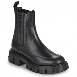 LaarzenLoveMoschinoWINTERTASSEL