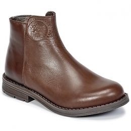 LaarzenYoungElegantPeopleIVONNET