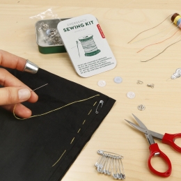 EmergencyKit-Naaiset