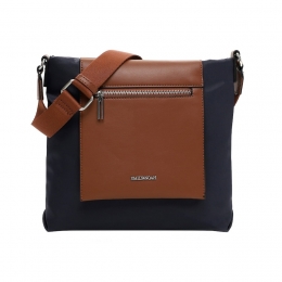 EMILYNOAHSchoudertasENElaura