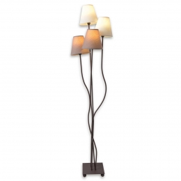 NveTwiddle-vloerlampmetvierstoffenkappen