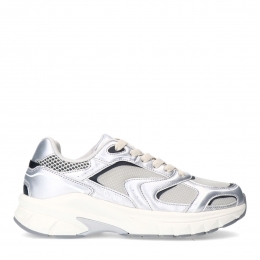 Zilverensneakersmetmeshdetails
