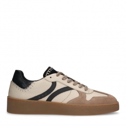 Beigelerensneakersmetsudedetails