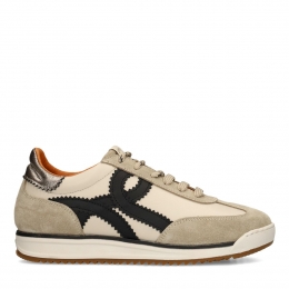Beigesudesneakersmetlerendetails