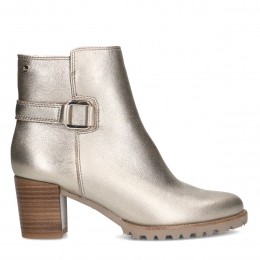 Goudkleurigelerenenkellaarsjesmethak