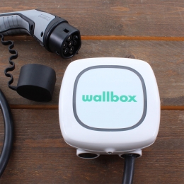 PulsarPlus74kW-EVLaadstationWittype2metvasterechtelaadkabel