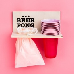 Beerpongmuurplankmetbekersenballen