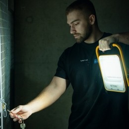 LEDBouwlamp50Watt6400K-Acculamp-Verstelbarewerklampmetaccu-4lichtstanden-IP65spatwaterdicht