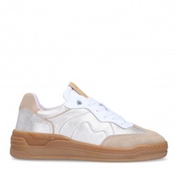 Zilverenlerensneakersmetbeigesudedetails
