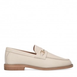 Beigelerenloafersmetgoudkleurigdetail