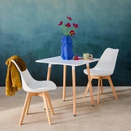 sweeek-Scandinavischevierkanteeettafelinhout2stoelen