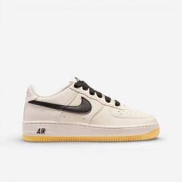 LageSneakersNikeAirForce1LowLV8SoftPearlGumBlackGS