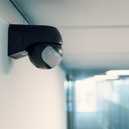 PIRbewegingssensormetschemerschakelaar180bereik12meterMaximaal400WattopbouwkleurzwartIP44