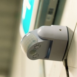 PIRbewegingssensormetschemerschakelaar180bereik12meterMaximaal600WattopbouwwitIP65