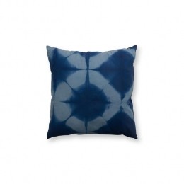 vtwonen-SierkussenTieDye-KussenWoonkamer-BlauwWit-60x60cm