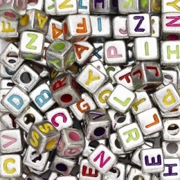 Kralenmix-letters-vierkantzilverkleurig