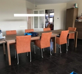 Setvan7lereneetkamerstoelenmetwieltjesenarmleuning-bruinleer-EchtleerModernontdekdeveleLeersoortenenKleurenbijShopX