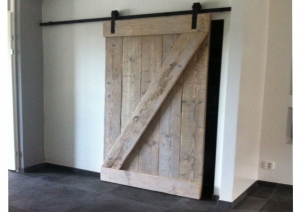 Steigerhoutenloft-schuifdeurmetindustrieelophangsysteem