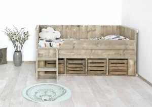 SteigerhoutenkajuitbedBoveymetfruitkistjes