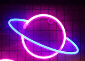 LEDNeonWandlampPlaneetOpBatterijenenUSB30x18x2cmBlauwRoze