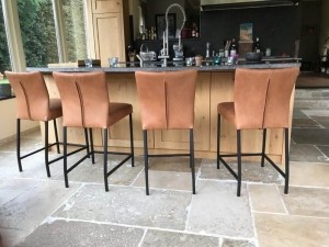 Setvan4lerenbarstoelen-bruinleer-EchtleerModernontdekdeveleLeersoortenenKleurenbijShopX