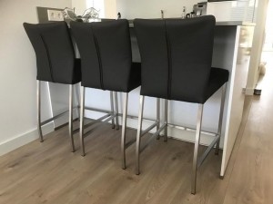 Setvan3lerenbarstoelen-zwartleer-EchtleerModernontdekdeveleLeersoortenenKleurenbijShopX