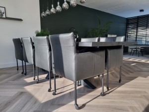Setvan8lerenkuipeetkamerstoelen-metwieltjes-zwartleer-EchtleerModernontdekdeveleLeersoortenenKleurenbijShopX