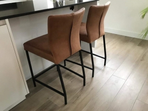 Setvan2lerenbarstoelen-bruinleer-EchtleerModernontdekdeveleLeersoortenenKleurenbijShopX