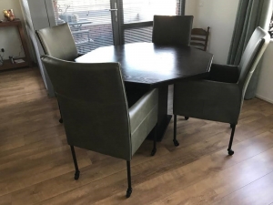 Setvan4lereneetkamerstoelen-metwieltjesenhogerug-groenleer-EchtleerModernontdekdeveleLeersoortenenKleurenbijShopX