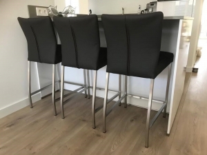 Setvan3lerenbarstoelen-zwartleer-EchtleerModernontdekdeveleLeersoortenenKleurenbijShopX