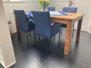 Setvan4lereneetkamerstoelen-metwieltjesenarmleuning-blauwleer-EchtleerModernontdekdeveleLeersoortenenKleurenbijShopX