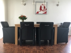 Setvan6lereneetkamerfauteuils-metarmleuningenwieltjes-zwartleer-EchtleerModernontdekdeveleLeersoortenenKleurenbijShopX