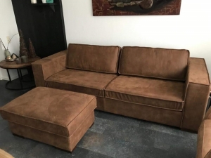Leren35-zitsbankmetFransestiknaadenhoutenpoten-enhocker-bruinleer-EchtleerLandelijkontdekdeveleLeersoortenenKleurenbijShopX