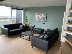 Setvan2lerenbankenmetstalenpoten-methockerenkussens-zwartleer-EchtleerModernontdekdeveleLeersoortenenKleurenbijShopX